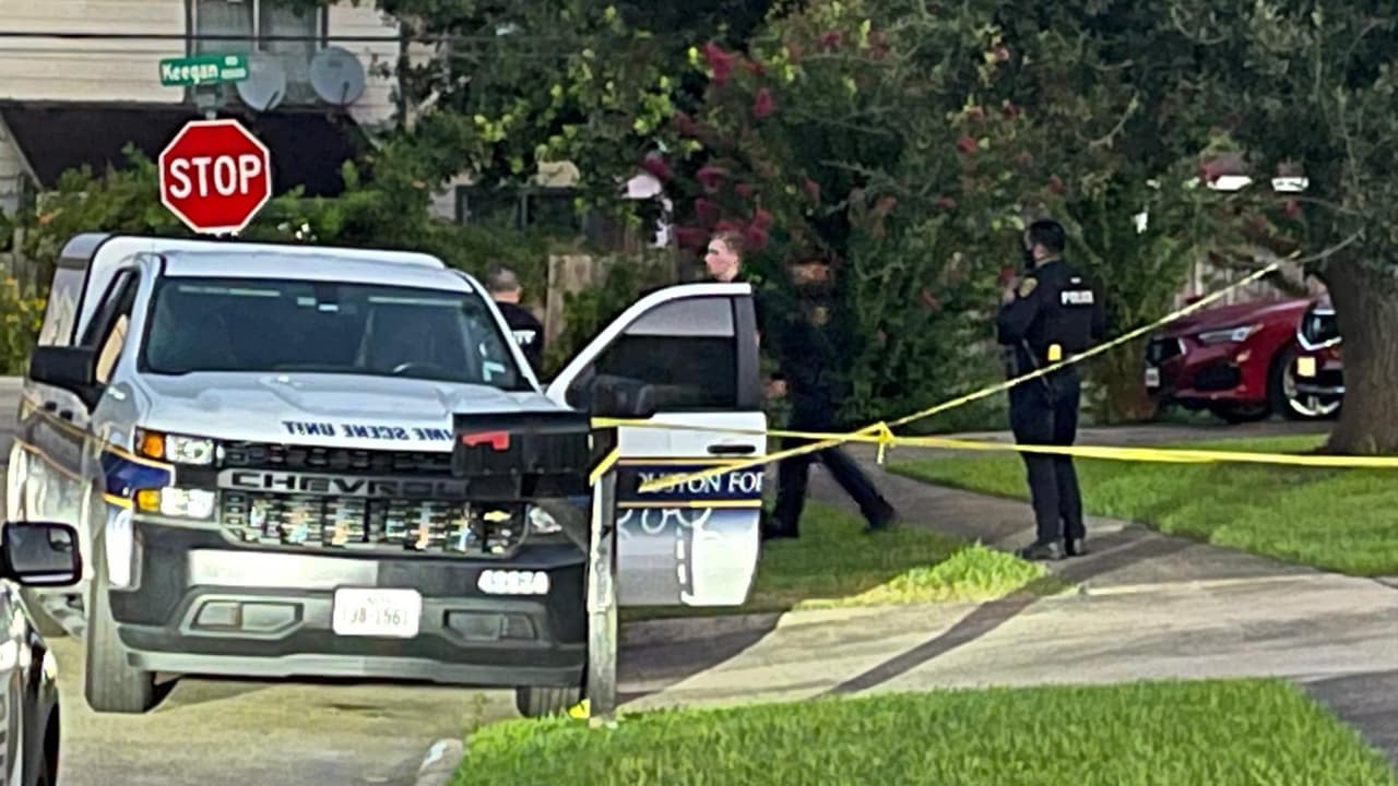 Las autoridades indicaron que una mujer llamó alrededor de las 3:00 am y aseguró que su hijo le había disparado a su esposo.