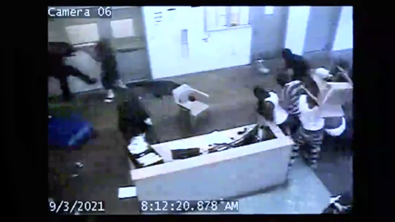 Motín en cárcel de Carolina del Sur deja dos oficiales heridos, una docena de reos enfrentan cargos

