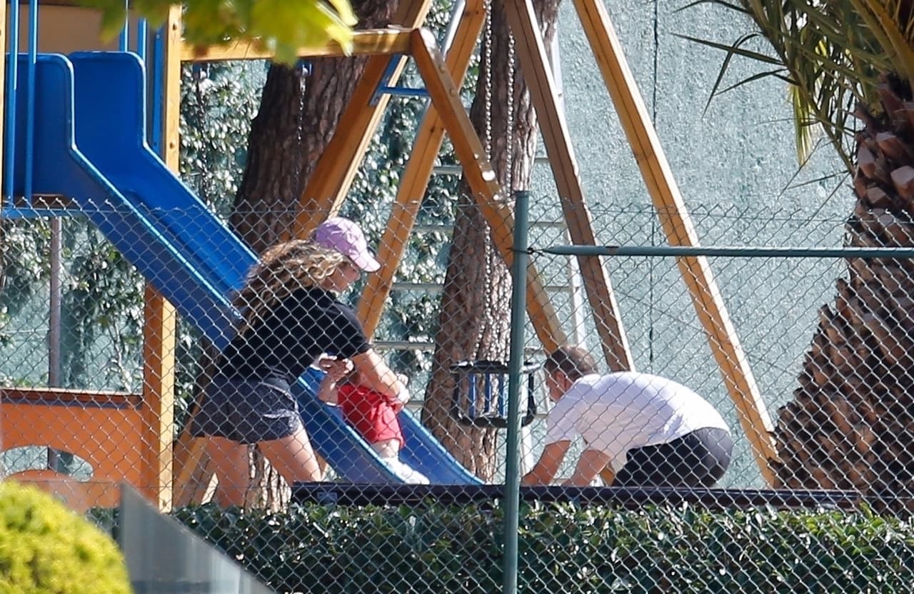 Shakira y Gerard Piqué se dieron un tiempo para supervisar el avance de la construcción, pero también aprovecharon para jugar con el pequeño Sasha en un parque de la zona.