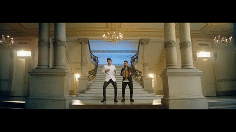 Muy formalito, al final de 'Por un beso de tu boca'.