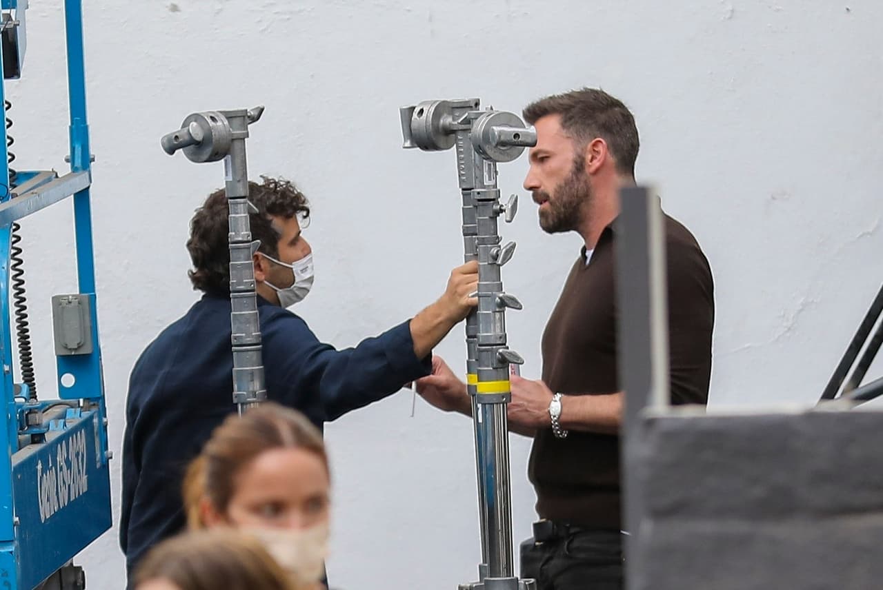 También se le vio platicando con Benny Medina, el mánager de JLo.
<br>