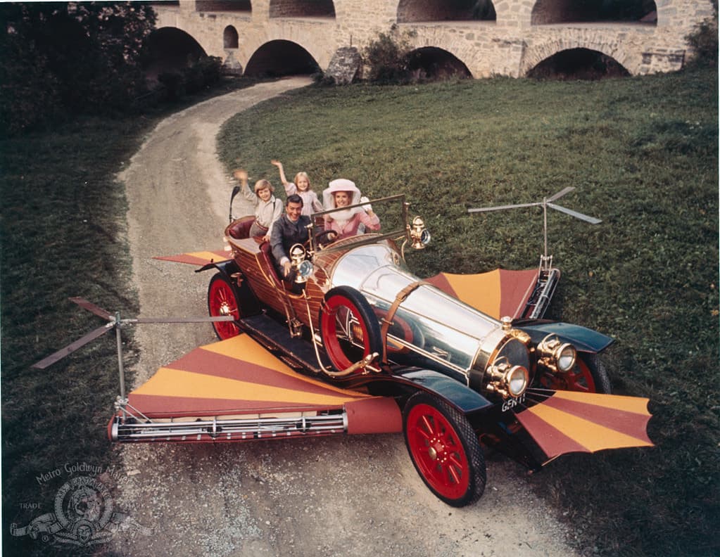 En
<i>Chitty Chitty Bang Bang</i> (1986) nuevamente es un profesor el que consigue que un carro vuele. El excéntrico profesor e inventor Caractacus Potts casi al pinto de la quiebra
<b>inventa un auto volador</b>, al cual un gobierno extranjero quiere echarle mano. Al igual que en Los Supersónicos y en El Profesor Distraido en Chitty Chitty Bang Bang
<b>es la ciencia la que logra que el carro pueda volar</b>.
<br>