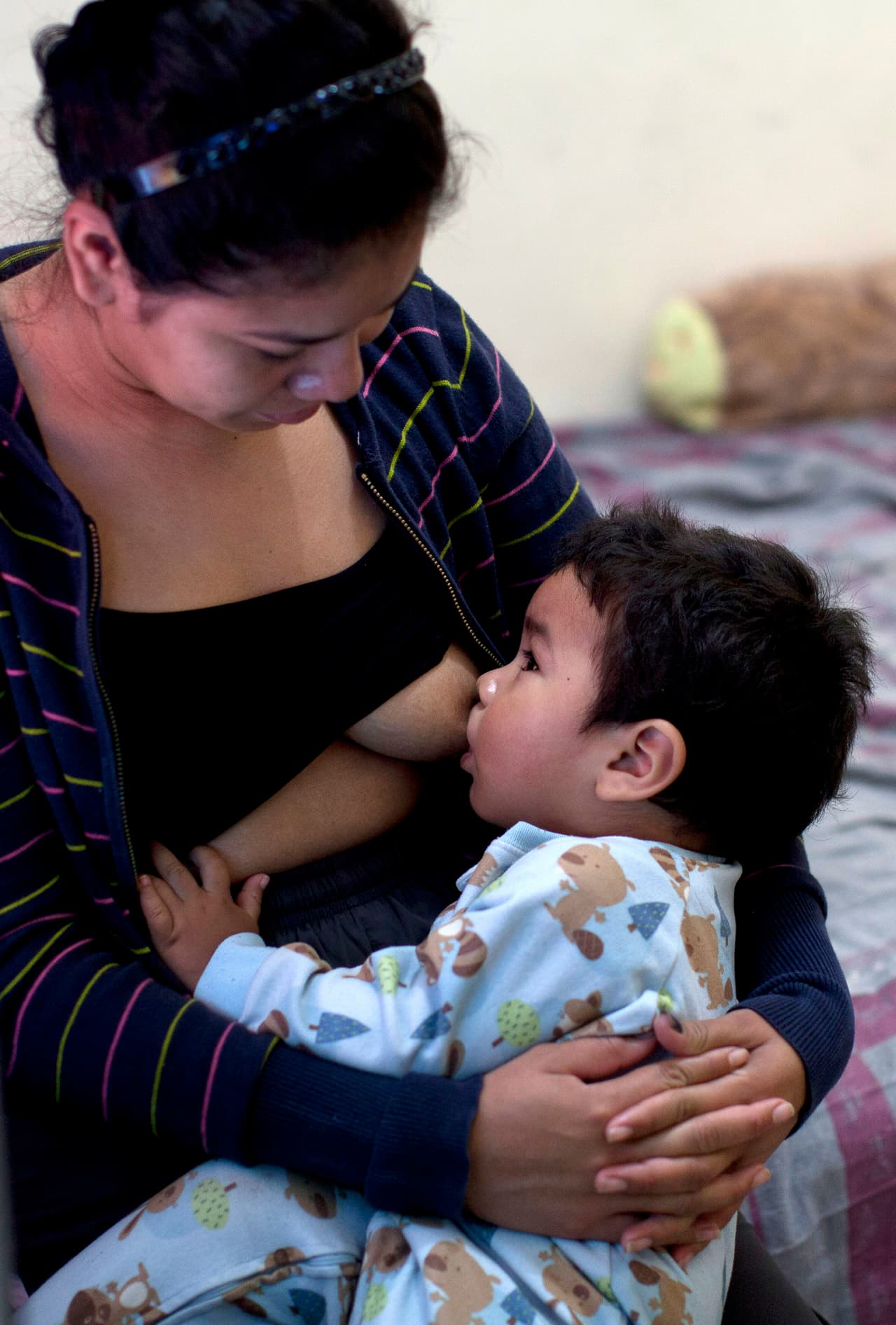 En muchas culturas, no está mal visto dar pecho en público, ni siquiera si el bebé tiene más de un año de edad.