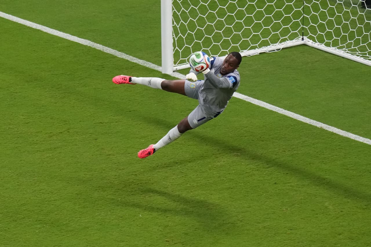 El portero congoleño Lionel Mpasi (1) realiza una parada durante el partido de fútbol del Grupo K de la Copa Mundial entre Colombia y Congo en Zapopan, cerca de Guadalajara, México, el martes 23 de junio de 2026.