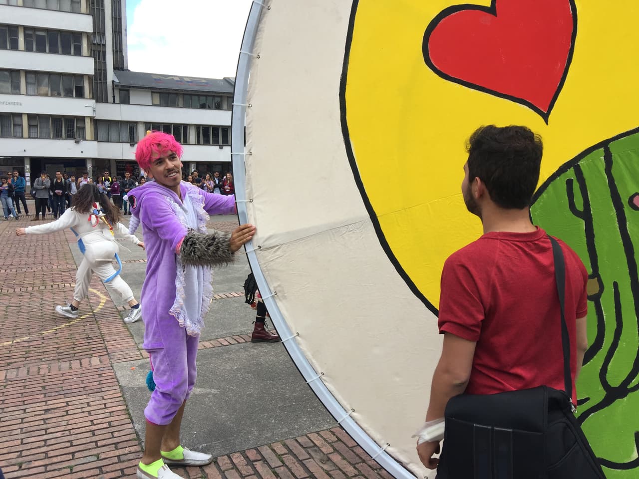 La 'Procesión Emoteísta' recorrió el martes diferentes puntos de la capital colombiana, incluyendo universidades y parques.