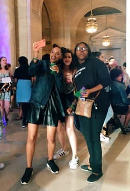 Tres amigas disfrutan de la fiesta sin las restricciones de las Prom convencionales.