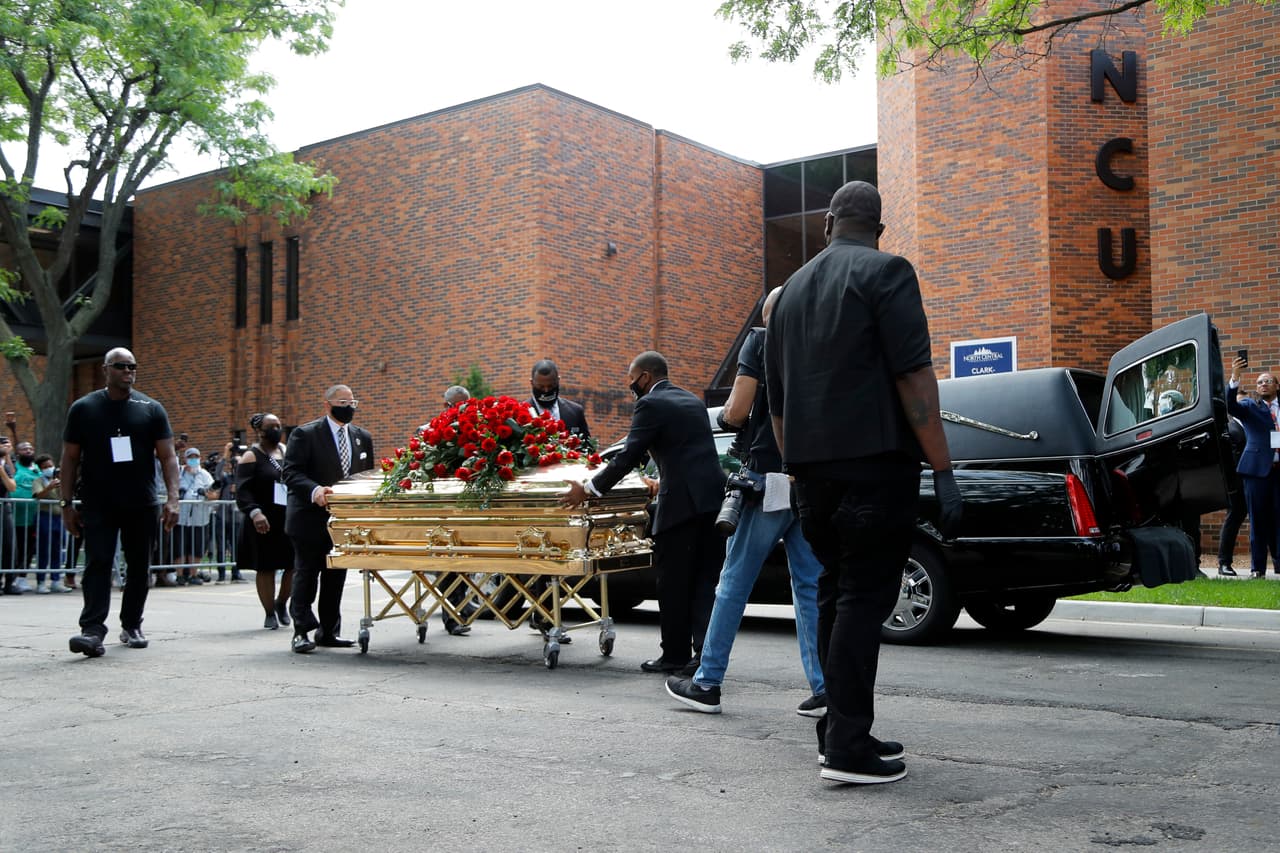 Los restos de George Floyd al momento de ser retirados del templo en la Universidad North Central de Minneapolis, en la primera de una serie de ceremonias fúnebres que se realizarán en su memoria.