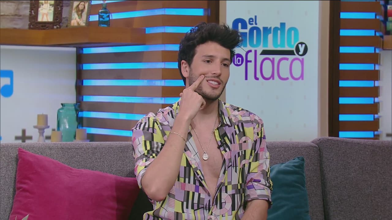 "Ella me trató de besar a mi y yo me dejé por supuesto, más que un beso robado fue un beso de amor (bromeó). No mentira, 
<b><a href="https://www.univision.com/shows/nuestra-belleza-latina/hubo-beso-o-no-entre-sebastian-yatra-y-clarissa-molina-te-mostramos-foto-a-foto-fotos">la verdad es que yo traté de darle un beso en la boca</a></b> en Nuestra Belleza Latina y ella no se dejó, entonces tuvo que ser un beso aquí (en la mejilla)", explicó.
<br>