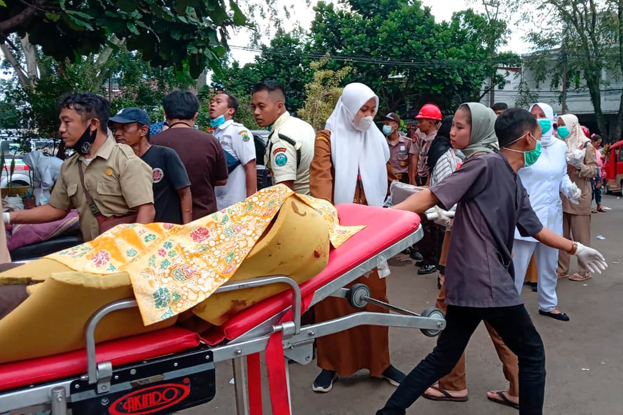 Más de 300 muertos deja un terremoto en la provincia más poblada de Indonesia