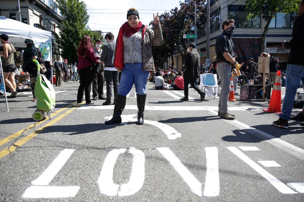 Shaun Scott, un escritor y activista de Seattle, dijo al diario
<i><a href="https://www.theguardian.com/us-news/2020/jun/11/chaz-seattle-autonomous-zone-police-protest" target="_blank">The Guardian</a></i> que ve algunos paralelos entre lo que está sucediendo en Seattle y el movimiento Occupy. "Pero el movimiento para la abolición de la Policía en Seattle en este momento se ha diferenciado al presentar tres demandas muy claras y procesables en las que la ciudad puede actuar en un período de tiempo bastante corto", añadió.