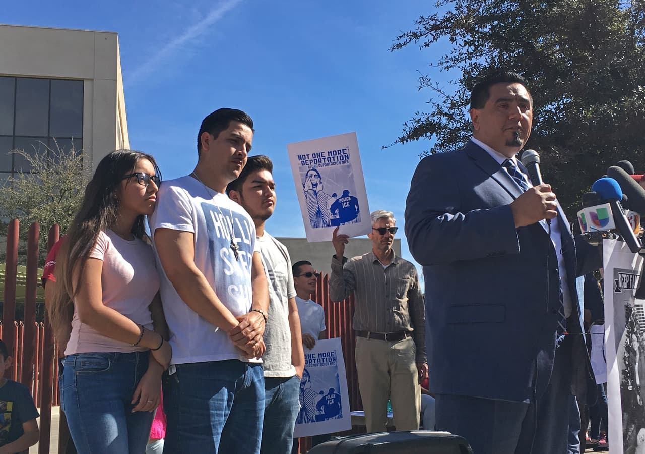 La familia de Guadalupe García protesta luego de la deportación. El abogado Ray Ibarra se dirige a los presentes en la manifestación frente a las oficinas de ICE en Phoenix.