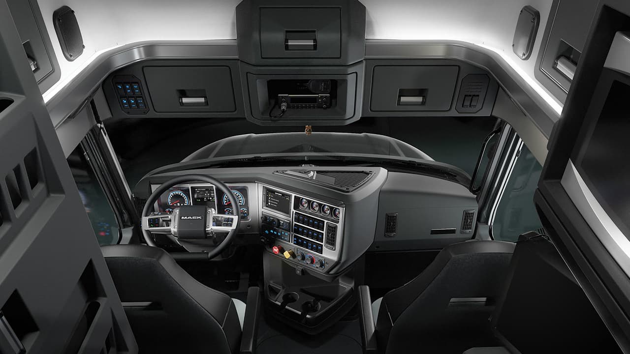 La marca del bulldog presenta un rediseño en la cabina en beneficio del conductor. El
<b> cuadro de instrumentos</b> se elevó un poco para estar más a la altura de la visión del operador y algunos controles del tablero ahora están más cerca de la posición del manejo, la cual también ha mejorado con la incorporación de nuevos asientos. Ya incorpora 
<b>controles de apertura de puertas y ventanas</b> en la puerta del conductor, como si se estuviera en un auto.