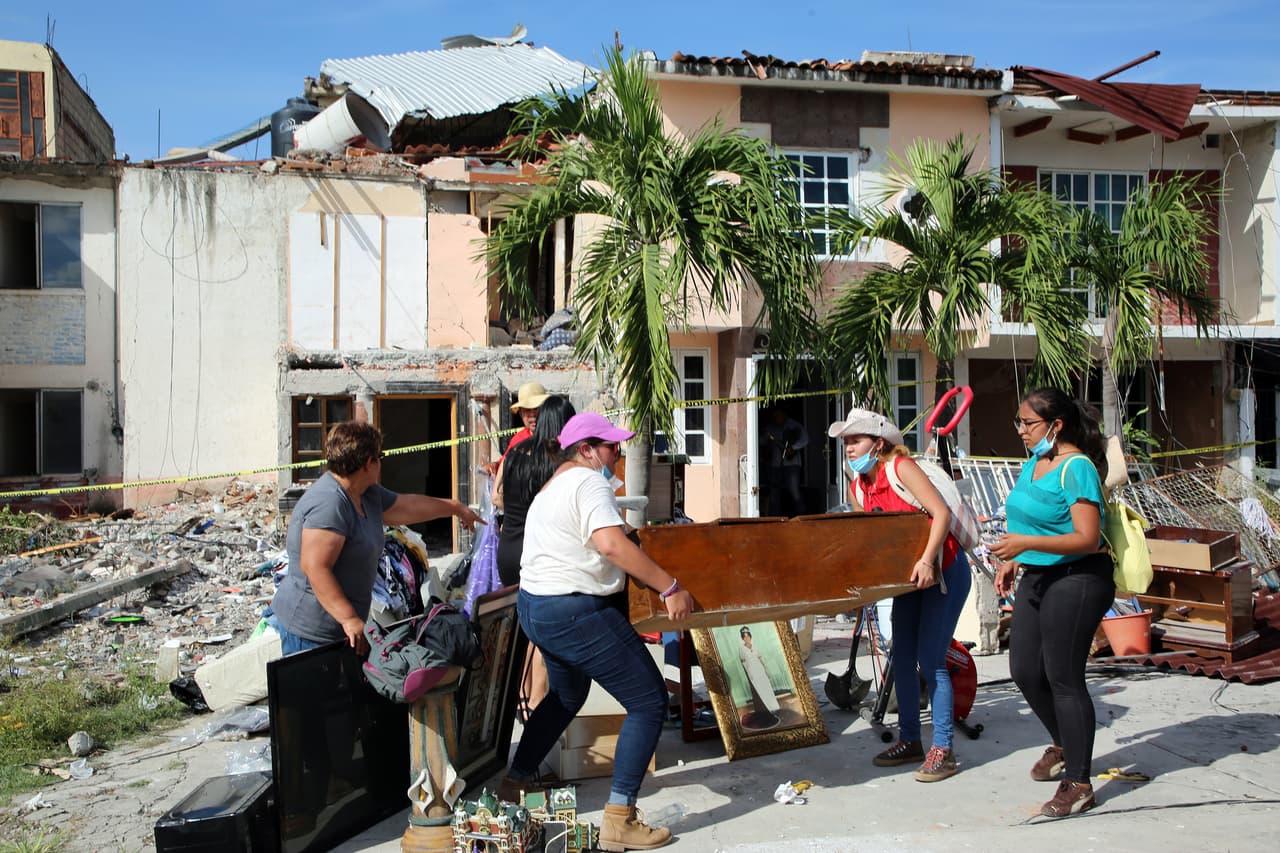 Desde el martes, los sobrevivientes de Jojutla tratan de salvar lo que pueden de sus casas destrozadas.