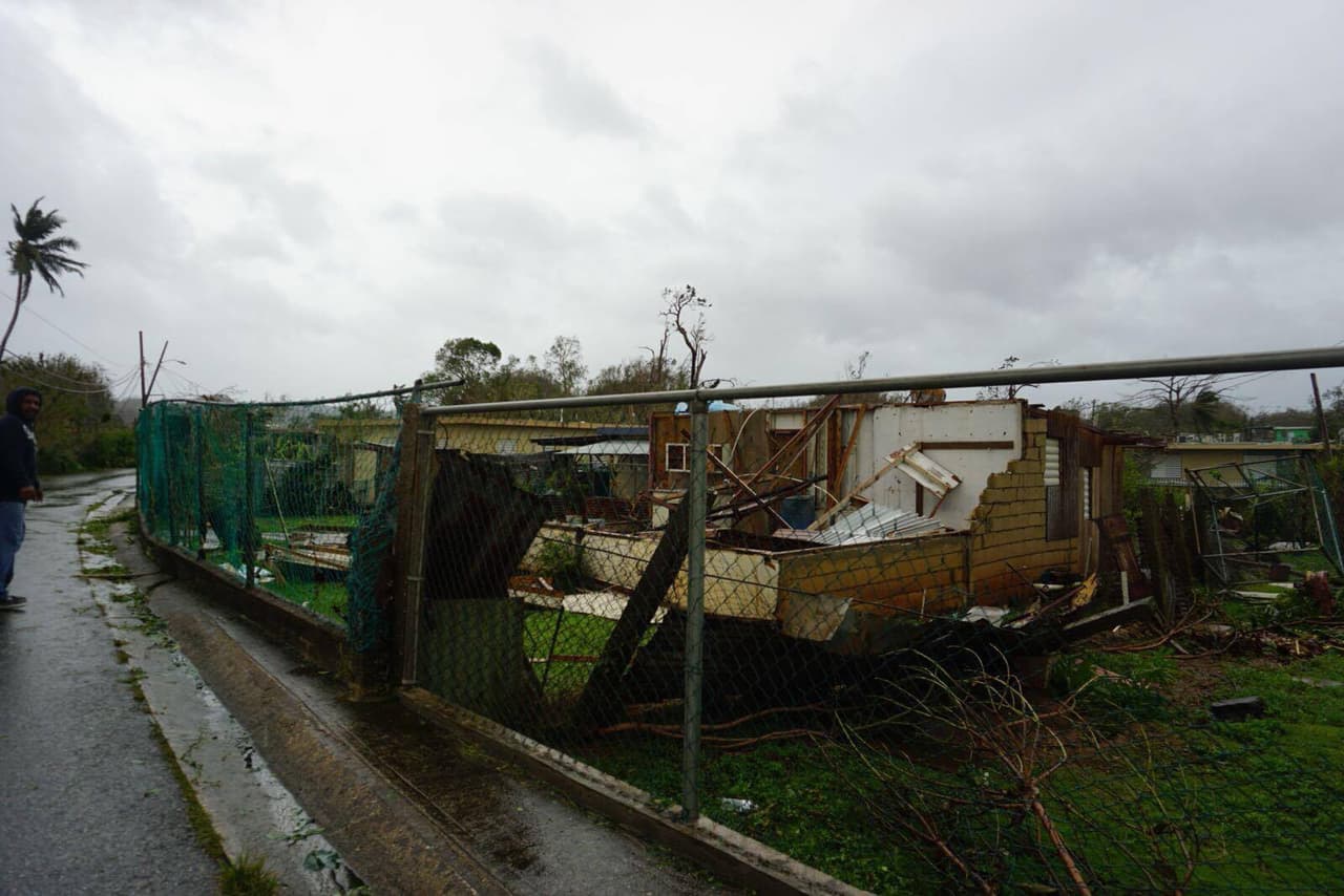 El paso del huracán María por el municipio de Barceloneta dejó inundaciones, casas destruidas y tendido eléctrico derribado.