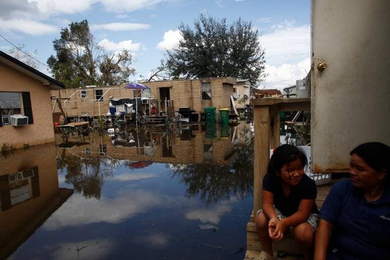 Con sus casas rodeadas de agua que temen pueden ser contaminadas por las aguas residuales, los residentes se ocupan de las secuelas del huracán Irma.