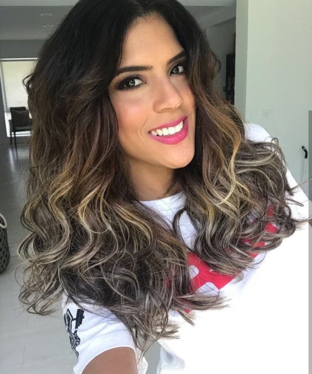 Aunque por ahora lo lleva color negro, fue en el verano de 2018 que lo dejó crecer y agregó un poco de color en las puntas. Francisca generalmente usa el cabello rizado en la parte baja de la larga cabellera.