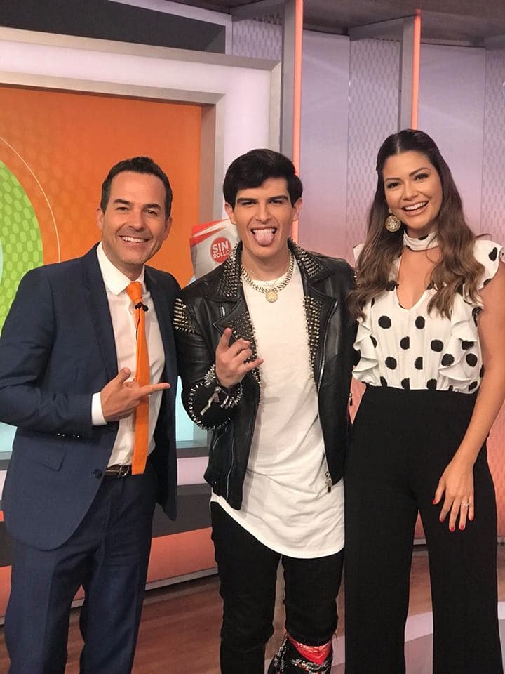 Adriel Favela está promocionando su reciente álbum ‘La escuela no me gustó’, el cual está inspirado en lo que ha pasado en su vida. En su visita al programa presentó la melodía de su autoría ‘Cuando los necesité’, que aborda el tema de bullying.
<br>
