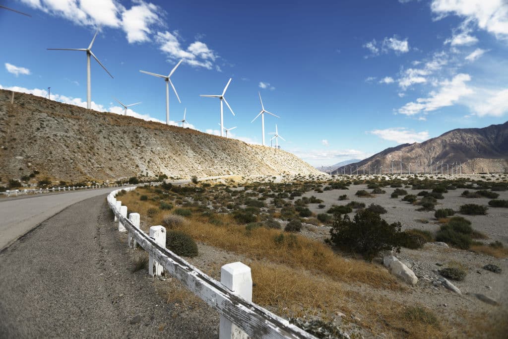 Los aerogeneradores del parque eólico en el Valle de Coachella, donde según expertos subirá la temperatura en los próximos años.