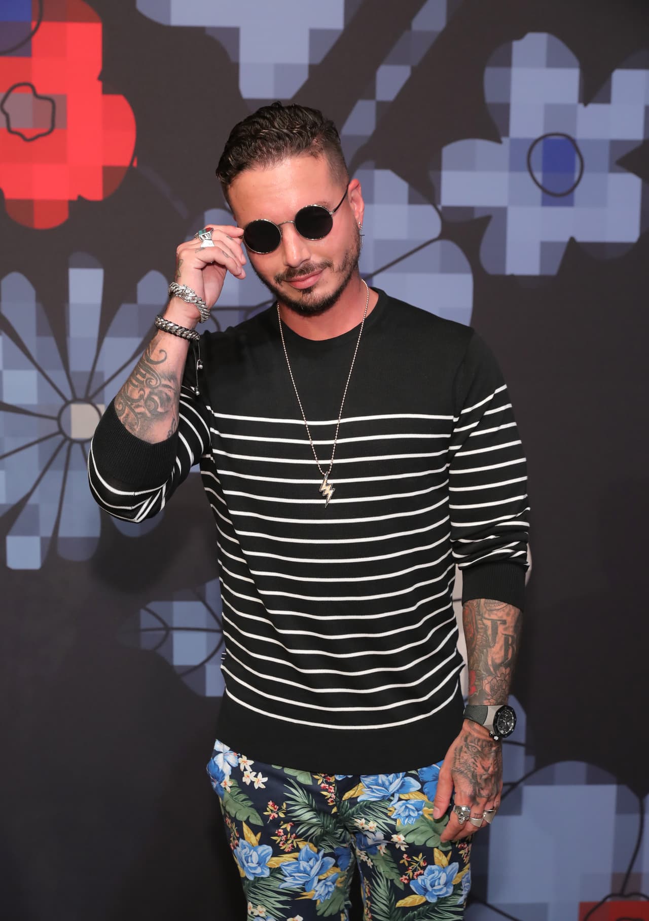 J Balvin es uno de los urbanos que más les encanta a las chicas por su particular estilo al vestir y personalidad.