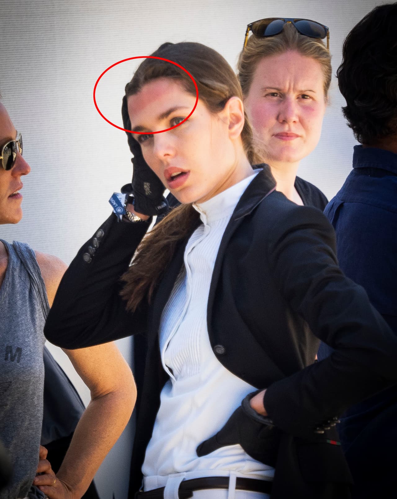 ¡Qué alivio! Así evitó recibir todo el impacto en la cabeza.