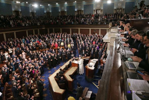 Periodistas observan el discurso del Papa ante el Congreso de EEUU.