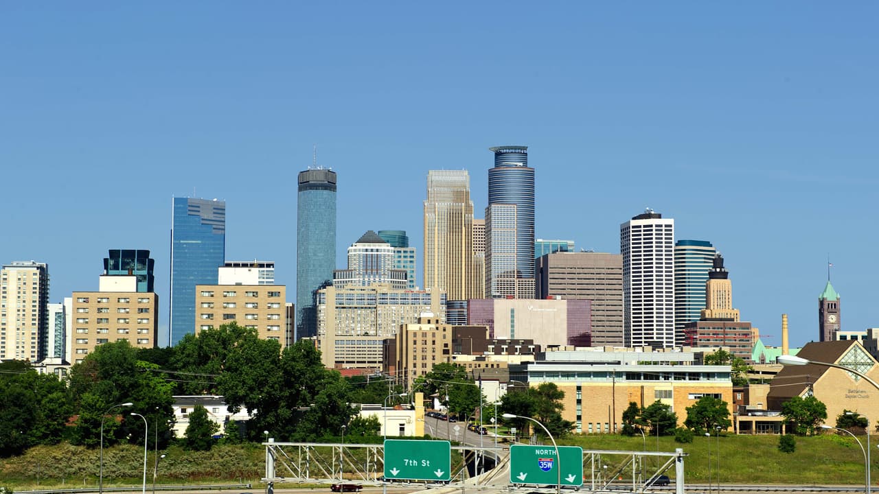 <b>7. Minneapolis, Minnesota</b>: 
<br>Esta ciudad obtuvo también un altísimo nivel de felicidad, pero entre las 10 primeras fue la peor en términos de contaminación ambiental.