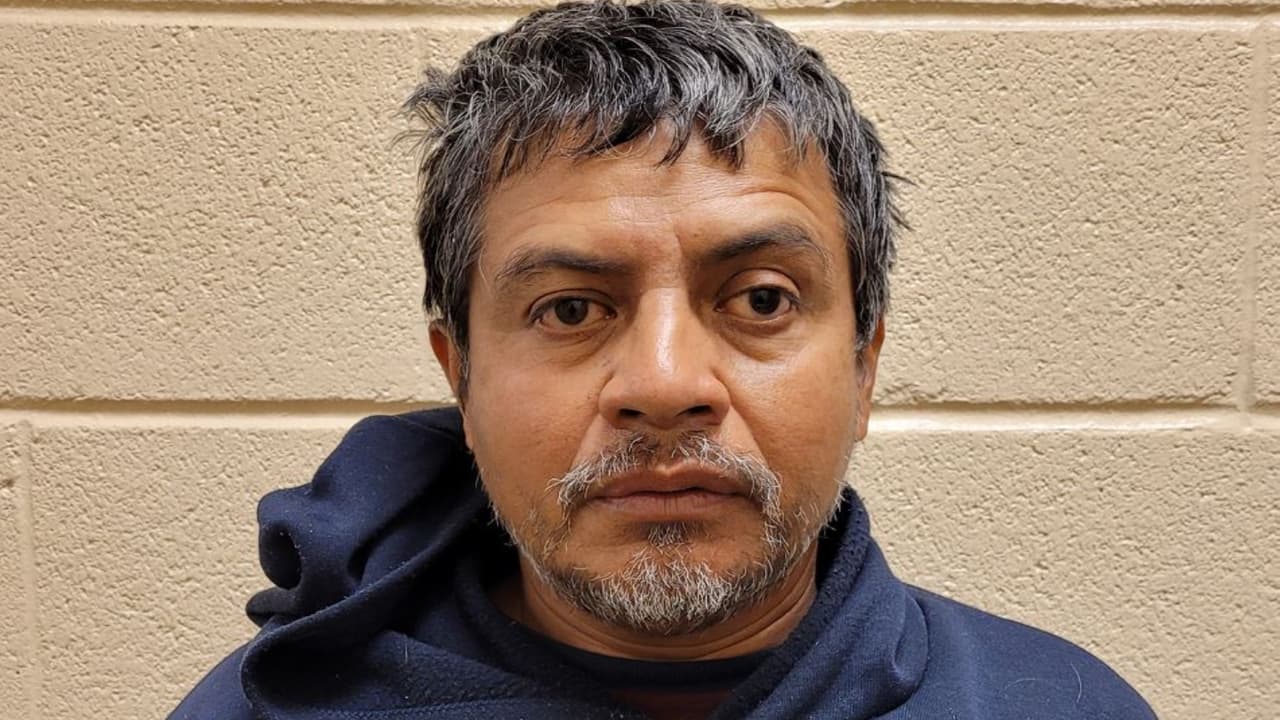 Agentes de la estación de Tucson arrestaron a Rudy Soria De La Cruz cerca de Sasabe, Arizona. El ciudadano guatemalteco previamente deportado tiene antecedentes delictivos en el condado de San Mateo, California. Fue condenado por actos lascivos con un menor de 14 años mediante el uso de fuerza. El inmigrante enfrenta cargos criminales.