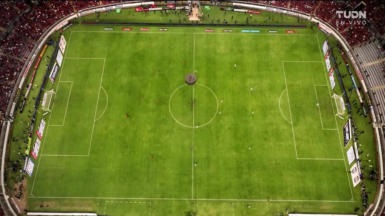 Arranca el partido y la pelota está en juego.