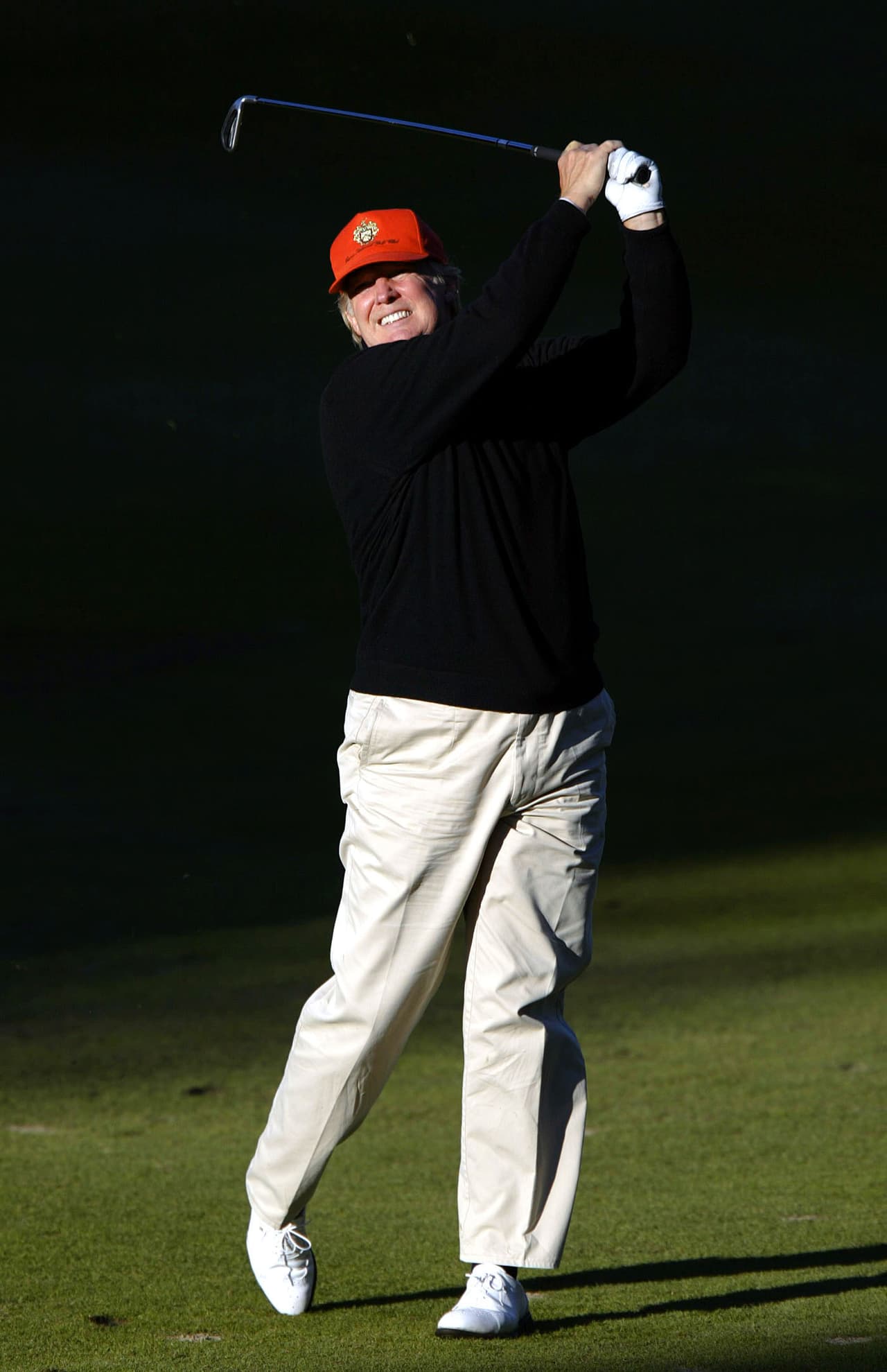 Amante del golf –y de los campos de golf como negocio–, Donald Trump da su segundo golpe, en enero de 2001, en el primer round del AT&T Pebble Beach National Pro-Am, en Pebble Beach, California.