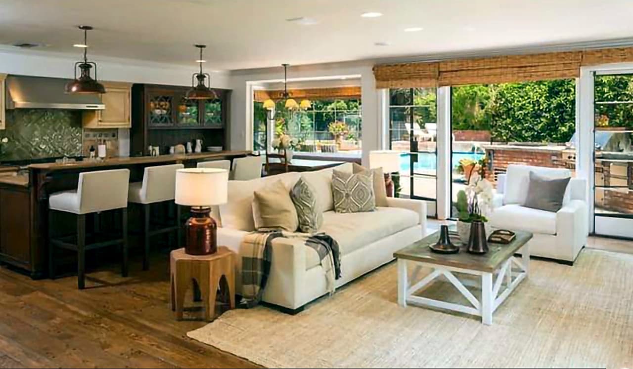 Tiene salas de estar y comedores formales para pasar momentos en familia o con invitados. 
<br>