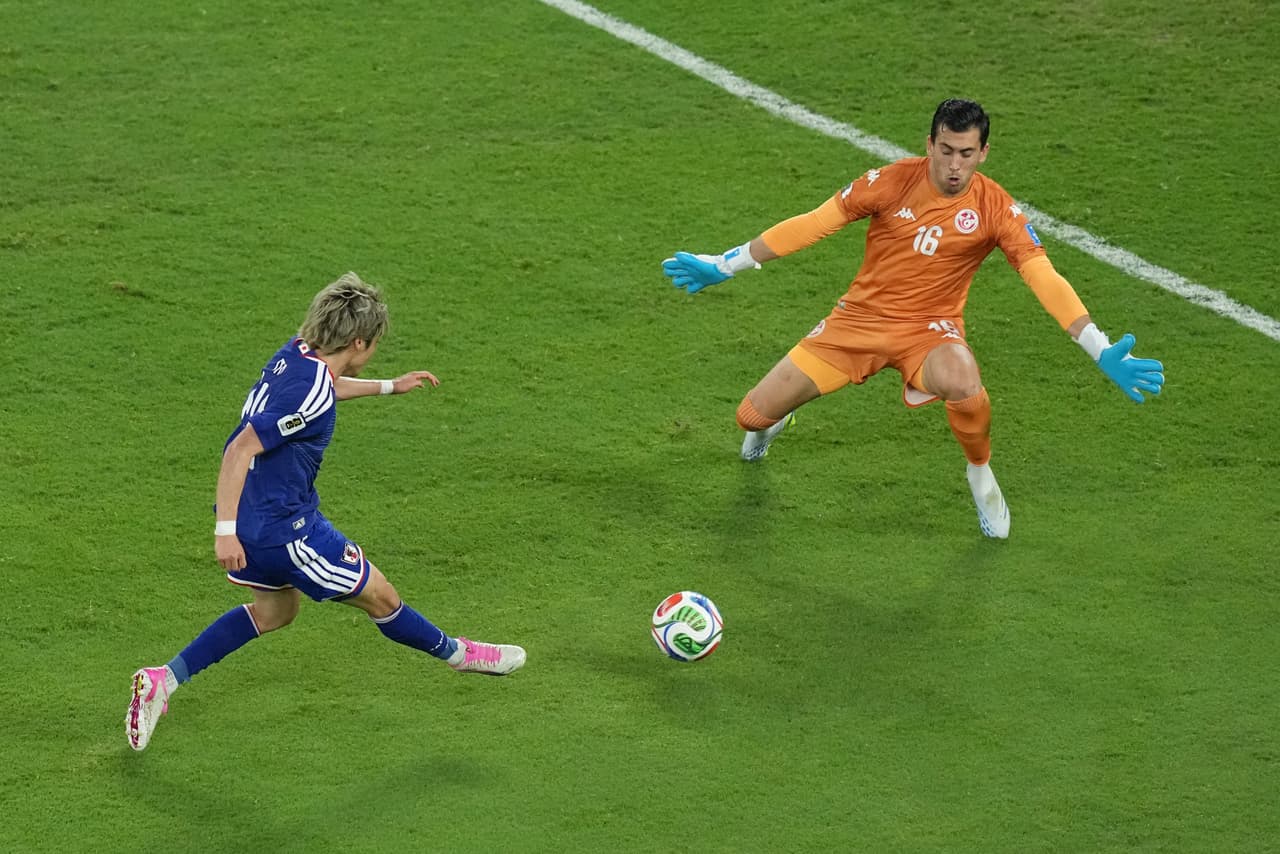 El japonés Junya Ito anota el tercer gol de su selección contra Túnez durante un partido de fútbol del Grupo F de la Copa Mundial en Guadalupe, cerca de Monterrey, México, el sábado 20 de junio de 2026. (Foto AP/Moises Castillo)