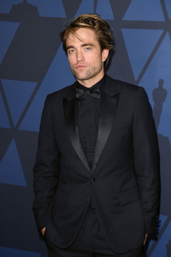 De acuerdo con reportes de
<a href="https://www.vanityfair.com/hollywood/2020/09/09/robert-pattinson-the-batman-coronavirus?mbid=social_twitter&utm_brand=vf&utm_medium=social&utm_social-type=owned&utm_source=twitter" target="_blank">Vanity Fair</a>, "una fuente de alto nivel"
<b>confirmó que Robert Pattinson</b>, protagonista de la película, es quien está infectado con el virus.
<br>