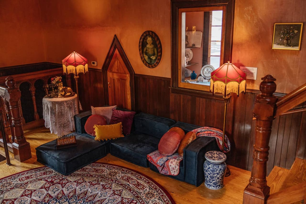 El precio es de 138 dólares por noche, según puede verse en Airbnb, que es la misma cantidad de años del monumento. El precio incluye la cena y el desayuno en restaurantes locales.