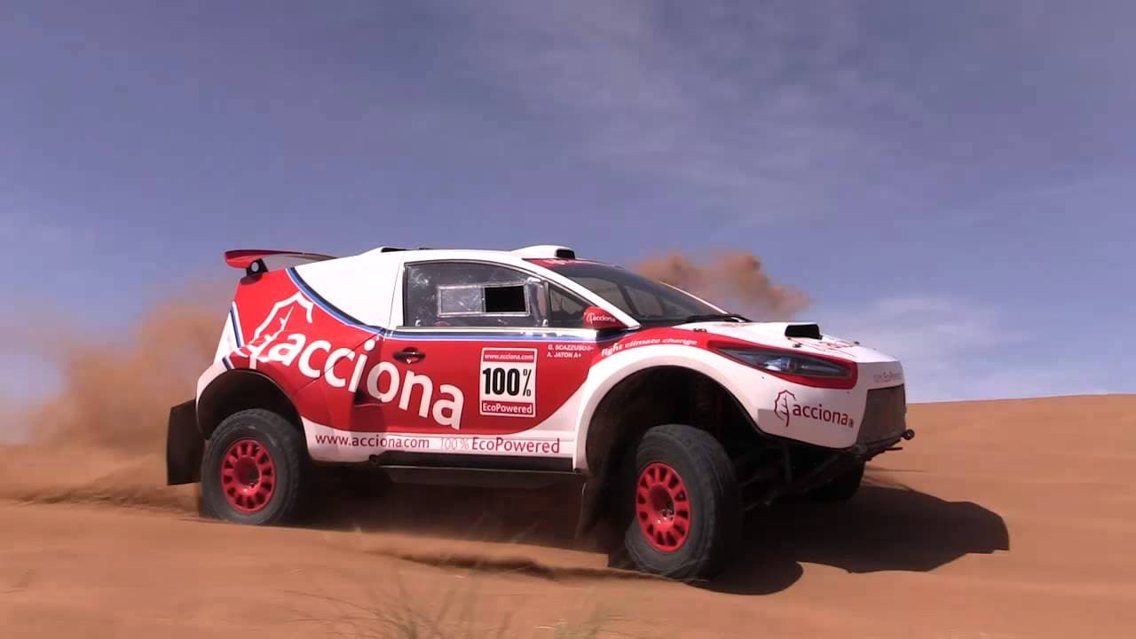 En 2017 por primera vez un auto eléctrico corrió el Dakar. Se trató del 
<b>ACCIONA 100% EcoPowered,</b> pero no sólo eso, el vehículo concluyó el demandante rally. Su origen era español piloteado por dos argentinos: Ariel Jatón y Germán ‘Tito’ Rolón. Terminó la última etapa en la posición 45, de 77 autos inscritos.