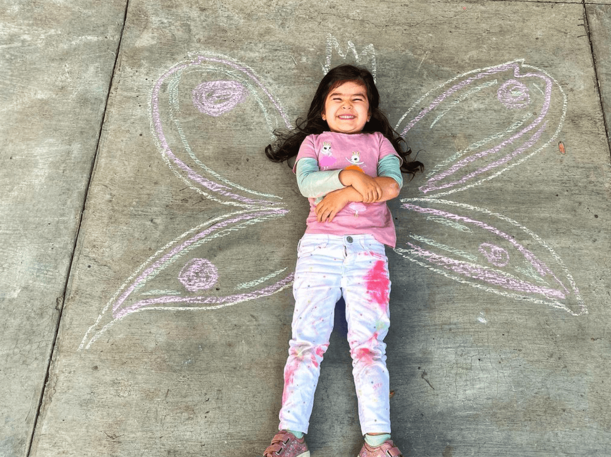 Como niña pequeña, le gusta mucho estar con su papá y ha demostrado ser muy cariñosa con él. Igual le gusta mucho jugar y divertirse con sus propios juegos, como dibujar en el piso con gises, así lo presume en esta fotografía.