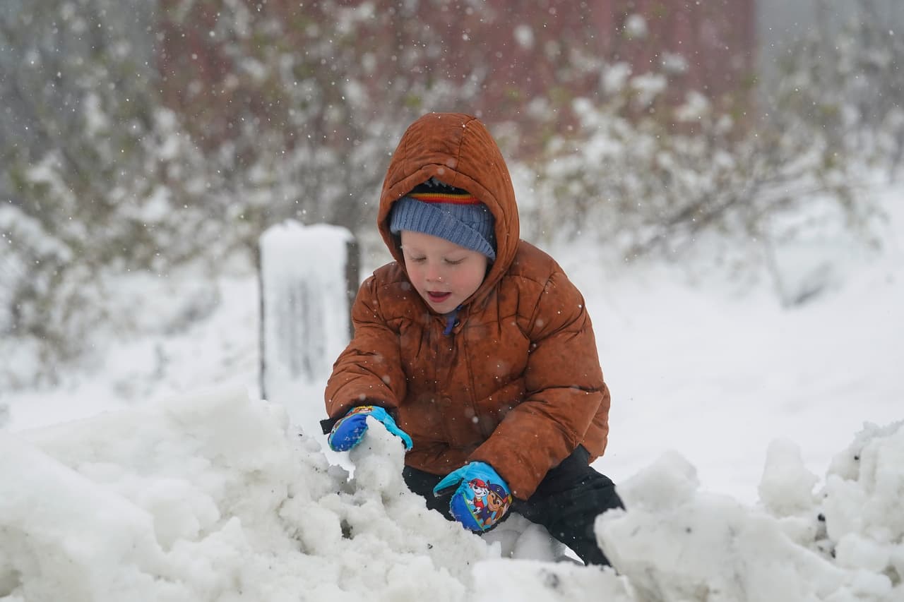 El pequeño Reid Kauzer, de 4 años, aprovechó un viaje con sus padres para construir sus propios muñecos de nieve.