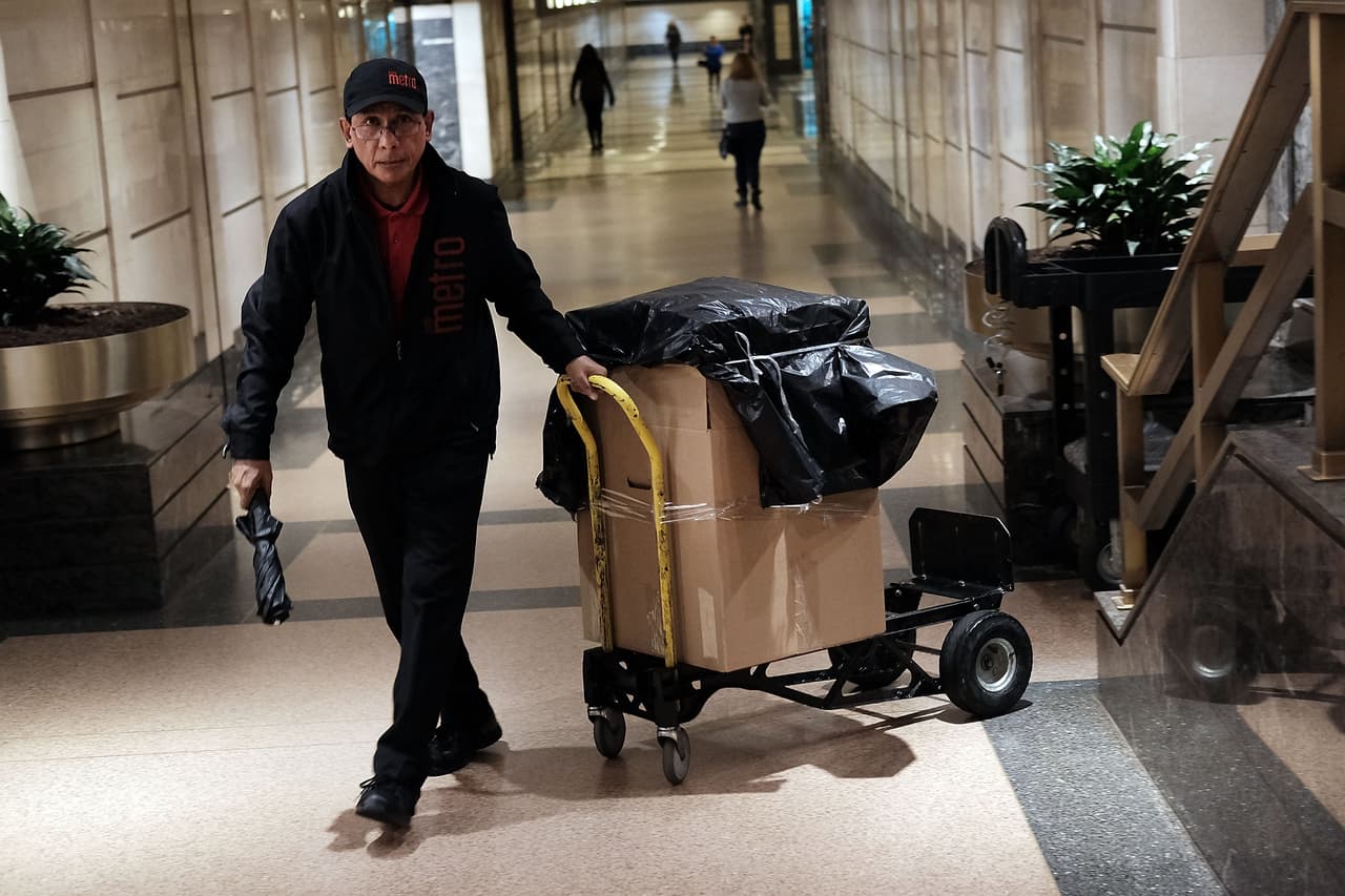 Las personas con títulos universitarios se quedaron con casi todos los empleos recuperados tras la recesión