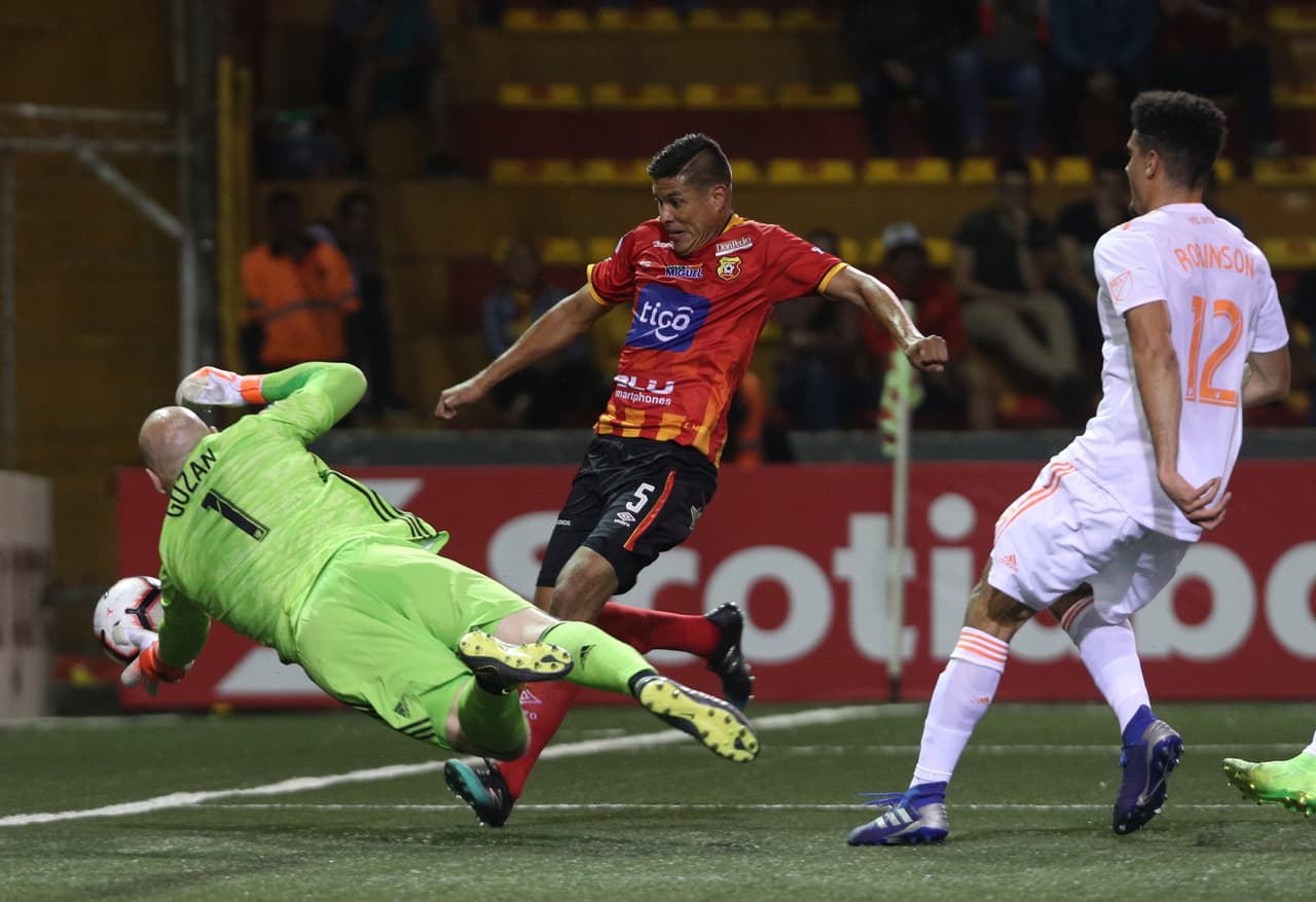 Y pese a la gran intensidad que le puso el Atlanta United, fue Herediano el que daba el primer golpe, y lo hacía muy temprano en el partido.