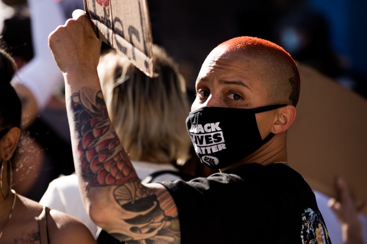 La lucha de 'Black Lives Matter' beneficia a los hispanos, afirma vicepresidenta de 'Community Coalition'