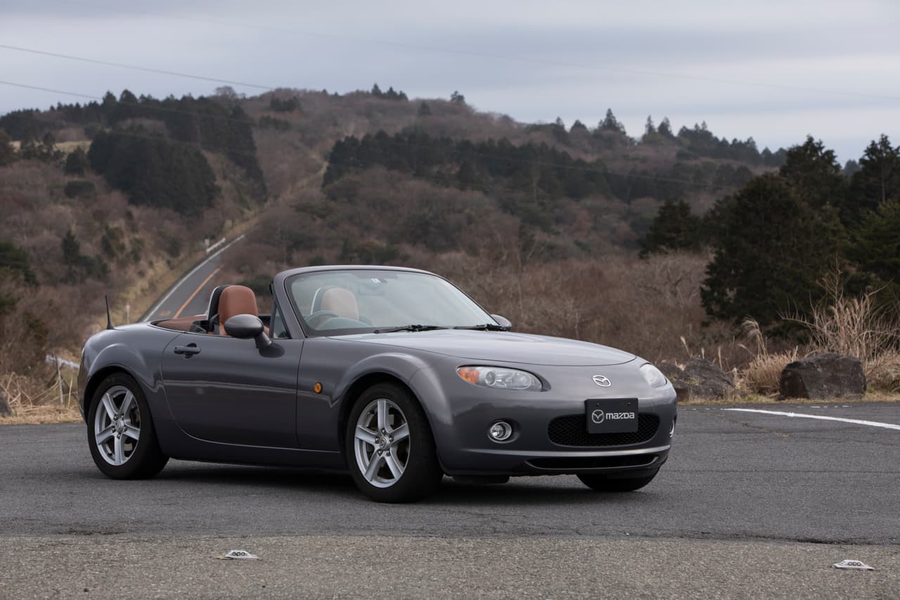 <b>Tercera Generación NC (2005 – 2015)</b>
<br>El motor del Mazda Miata NC es un 4 cilindros de 2.0lts capaz de producir hasta 170hp y 140lb-pie. Las transmisiones en el NC son manual (std.) de 5 o 6 velocidades (misma de RX-8) y/o automática de 6 velocidades con paletas opcionales (158hp). Dimensiones: Largo- 157.5-158.3” (400-402cm); Distancia entre Ejes- 91.7” (233cm); Altura- 48.8-49.4” (124-125.5cm); Ancho- 67.7” (172cm). Peso- 2,450-2,542lb (1,110-1,153kg); Aerodinámica (Cd)- 0.36; Aceleración: 0-60- 6.5 segundos (soft top) y 8.2 s (hardtop); Velocidad máxima: 134mph (215km/h).
<br>