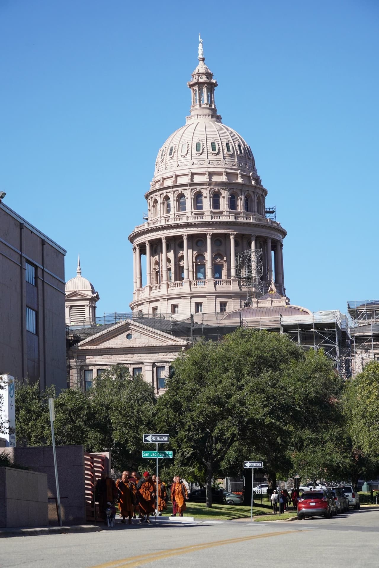 El miércoles 5 de noviembre, el grupo hizo una parada corta en Waterloo Park, en Austin, donde fueron recibidos por otros budistas practicantes y representantes de otras religiones en la comunidad, quienes se dieron cita para honrarlos.
<br>
<br>El grupo llegó al Captiolio texano, en Austin, alrededor de las 1:00 de la tarde del su día 11, donde fueron recibidos con una recepción de reverencia y celebración.