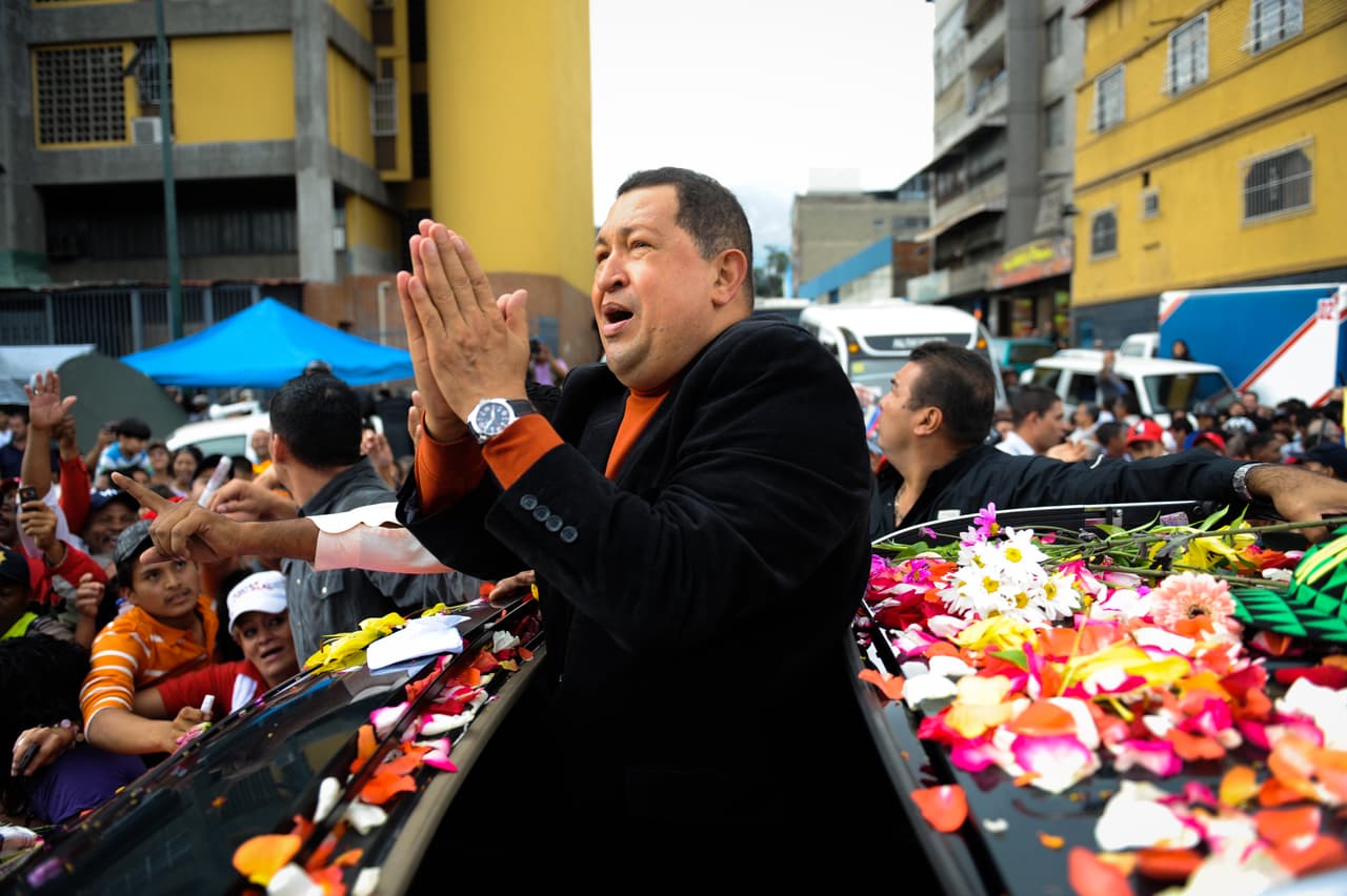 <b>La última victoria.</b> Chávez regresa “recuperado” de Cuba, asume la presidencia y sale en campaña electoral para la contienda de 2012, contra el opositor Henrique Capriles Radonski. Gana las elecciones holgadamente, asume el nuevo período presidencial y se marcha de nuevo a Cuba a finales de año para continuar el tratamiento contra el cáncer tras sufrir una “recaída”. Deja encargado en la presidencia a Nicolás Maduro, el actual presidente de Venezuela. 
<br>