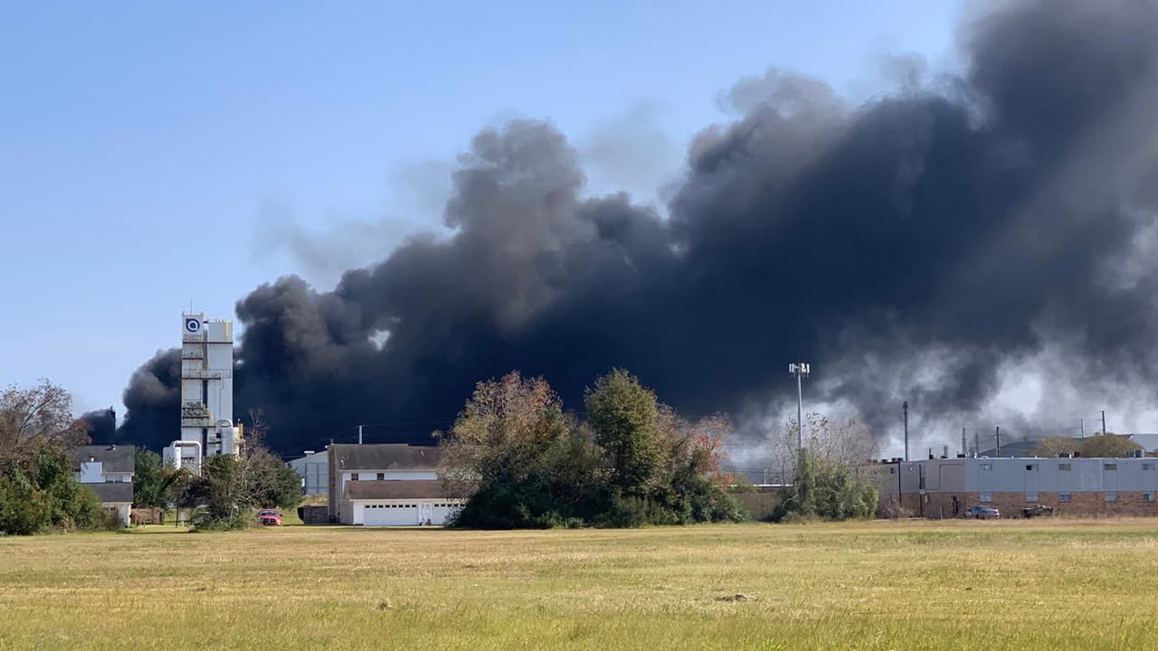 La Oficina del Sheriff del condado Jefferson y la Cruz Roja habilitaron un albergue ubicado en First Baptist Church en el 1911 Nederland Avenue, de Nederland, Texas.