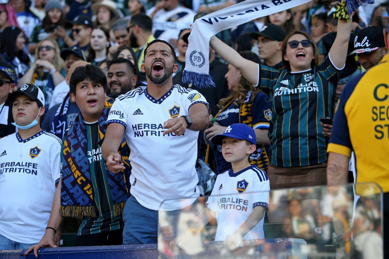 La afición de los 'G' se mostró entregada con Chicharito Hernández.
<br>