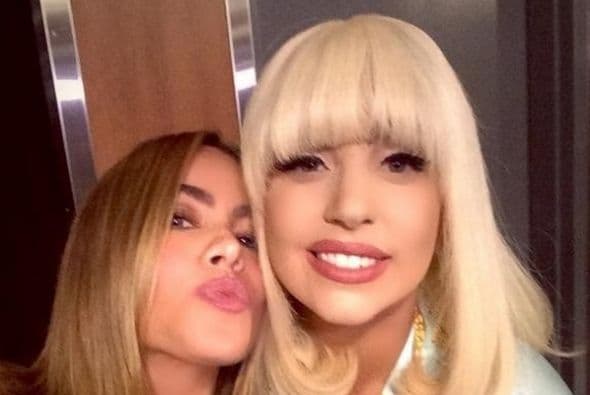 Pero hay otras mujeres exhuberantes como Lady Gaga que no se han escapado de los besitos de Sofía Vergara, este es uno de los mejores.
