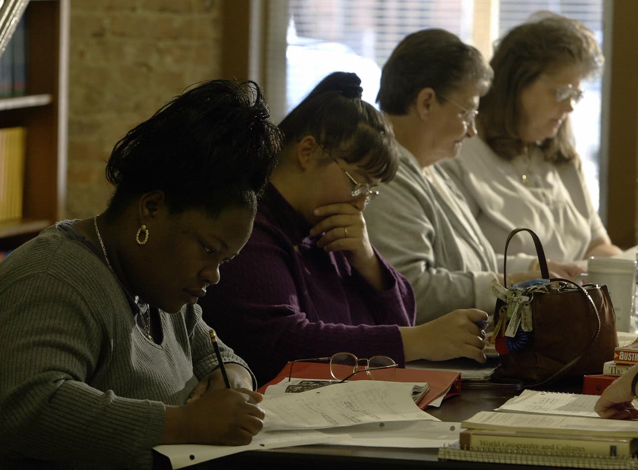 Latinos estudian y toman prueba para el GED en español en UNAM Texas