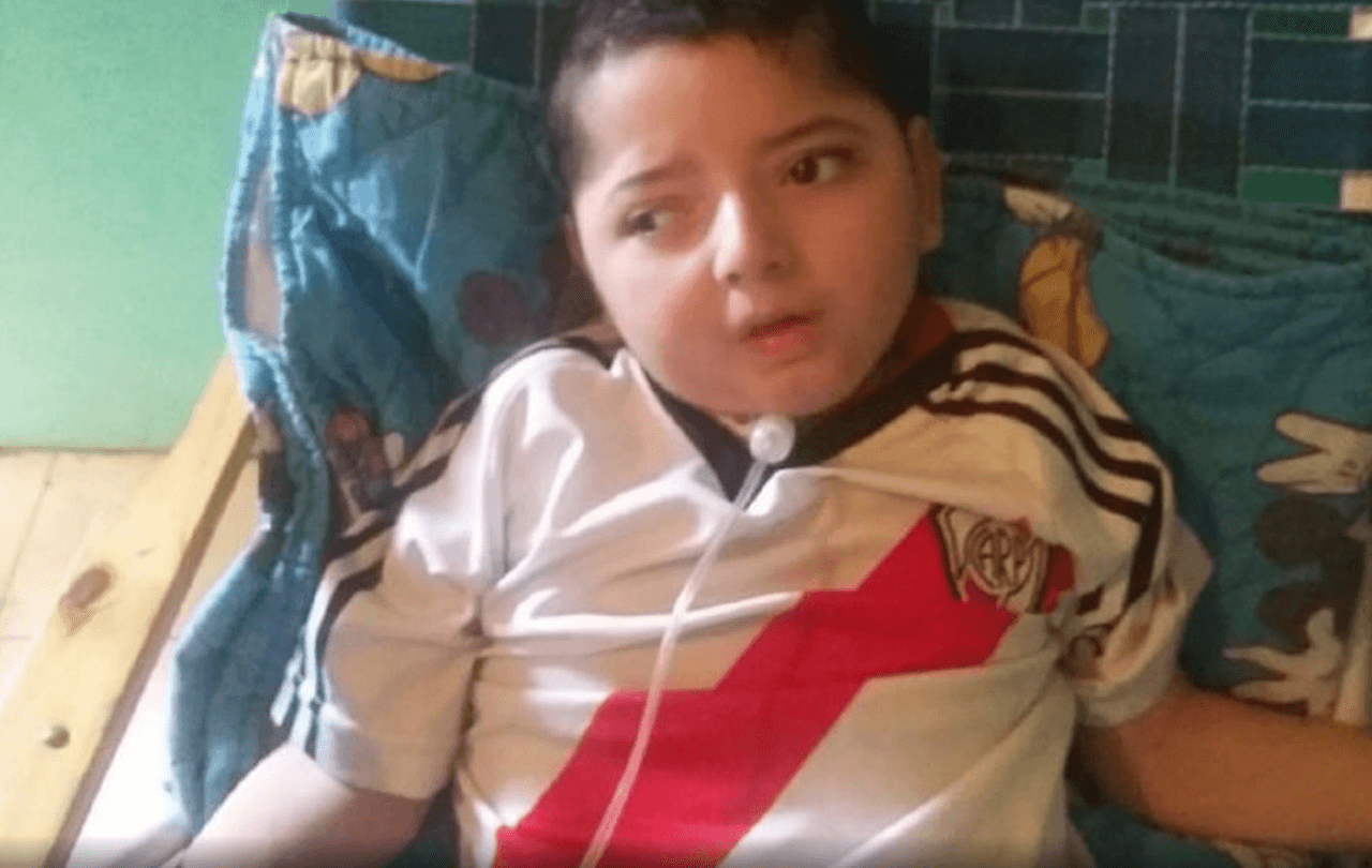 Este niño de 5 años murió porque dependía de una máquina para vivir y le cortaron la luz por una deuda