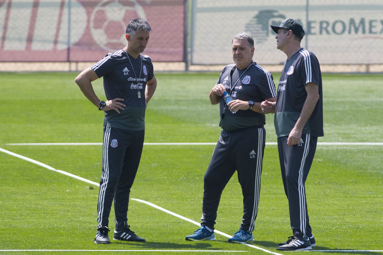 El argentino Gerardo Martino, técnico de la 
<b>Selección Mexicana</b>, realiza ajustes con los 
<a href="https://www.univision.com/deportes/futbol/mexico/los-rostros-de-gerardo-tata-martino-en-la-rueda-de-prensa-de-cara-a-la-copa-oro-fotos" target="_blank">jugadores de su convocatoria</a> para la 
<b>Copa Oro</b>, su primer reto en un torneo oficial con el 'Tri'.