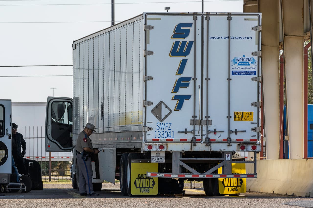 Críticos del gobernador Abbott aseguran que este está agudizando los problemas que ya padece la cadena de suministros dentro de EEUU, que quedó muy afectada por el frenazo económico de la pandemia del covid-19.