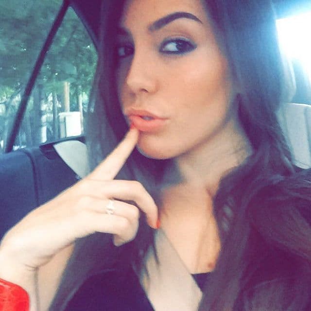 El problema empezó cuando la nieta de Silvia Pinal despotricó en contra de su sobrina, Michelle Salas, al decir que estaba harta de las comparaciones entre ellas. En el pleito se vio involucrada Sylvia Pasquel, abuela de Salas e hija de la legendaria actriz.